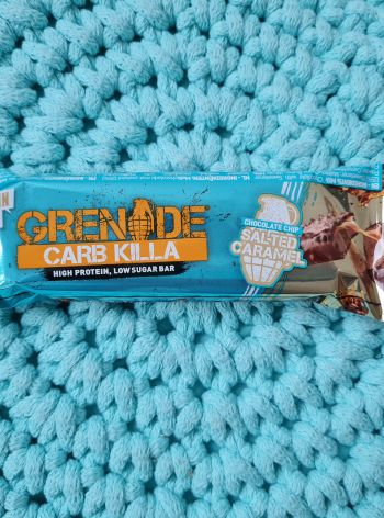 Carb killa proteinová tyčinka (salted caramel chip chocolate) 60 g – Grenade
