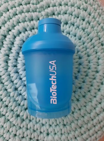 Shaker se zásobníkem (modrý) BioTech USA – 300 ml + 150 ml