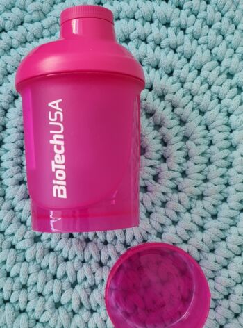 Shaker se zásobníkem (růžový) BioTech USA – 300 ml + 150 ml