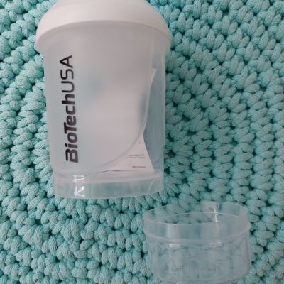 Shaker se zásobníkem (bílý) BioTech USA – 300 ml + 150 ml