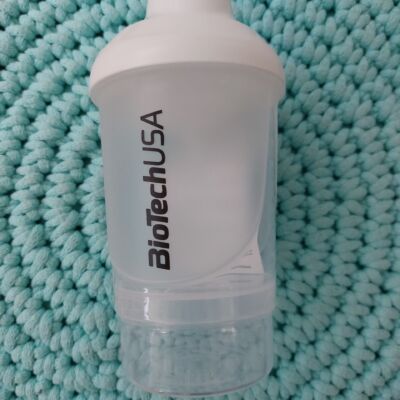 Shaker se zásobníkem (bílý) BioTech USA – 300 ml + 150 ml