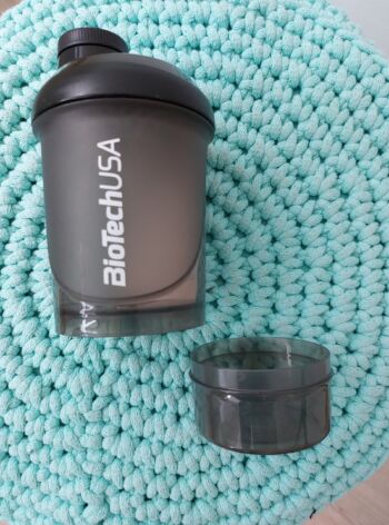 Shaker se zásobníkem (černý) BioTech USA – 300 ml + 150 ml