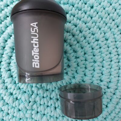 Shaker se zásobníkem (černý) BioTech USA – 300 ml + 150 ml