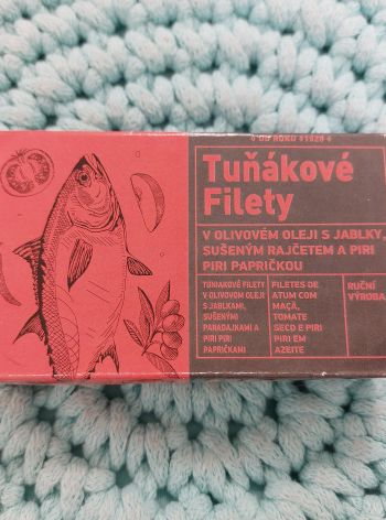 Filety tuňáka s jablky, sušeným rajčetem a piri papričkou 120 g – Aveiro