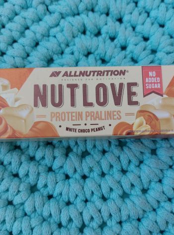 NUTLOVE Proteinové pralinky s ořechovým krémem a bílou polevou 48 g – Allnutrition (SLEVA! Min. trvanlivost do 11/2023)