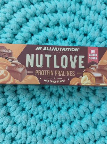 NUTLOVE Proteinové pralinky s ořechovým krémem a mléčnou čoko polevou 48 g – Allnutrition