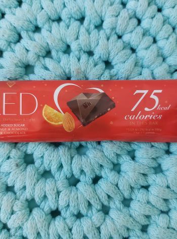 Hořká čokoláda s příchutí pomeranče a mandlí (bez přidaného cukru s erythritolem) 26 g – RED Delight