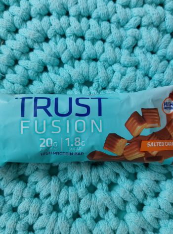 Trust Fusion proteinová tyčinka (salted caramel) 55 g – USN