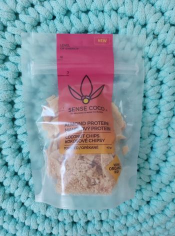 Kokosové chipsy BIO MANDLOVÝ PROTEIN 40 g – Sense Coco (SLEVA! Min. trvanlivost konec února 2023)