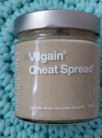 Vilgain Cheat Spread ⁠(mandle s bílou čokoládou a kokosem) –⁠ 100% přírodní ořechové máslo s proteinem 350 g (SLEVA! Min. travnlivost 31.5. 2023)