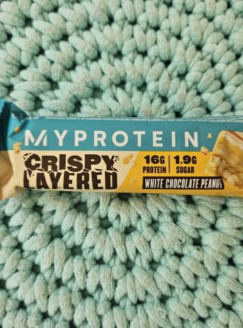 Proteinová tyčinka Crispy layered bar (bílá čokoláda&arašídy) 58 g – MyProtein