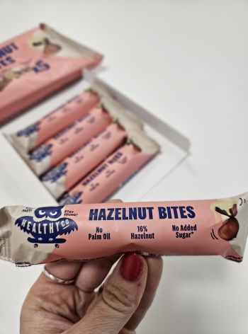 Hazelnut bites (= tyčinka Kinder Bueno) bez přidaného cukru 21 g – HealthyCo