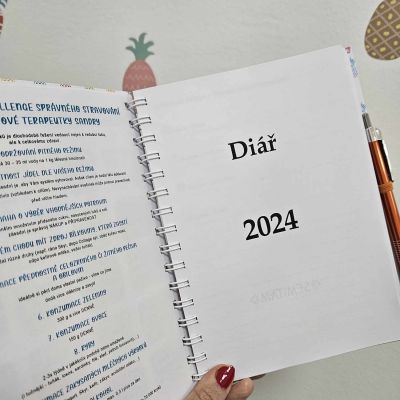 Diář A5 2024 včetně sekce fit deníček + motivační a praktické sanmolepky (A4 arch) + barevná propiska
