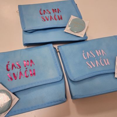 Termo taštička „ČAS NA SVÁČU“ blue/shine pink + placka