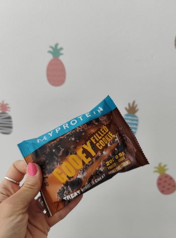 Proteinová plněná sušenka Gooey (double chocolate and caramel) 75 g – MyProtein